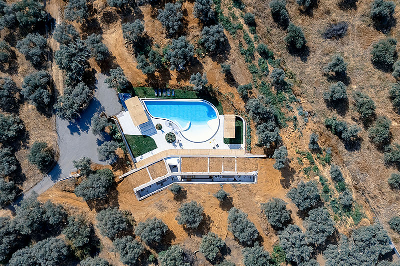 Υπόσκαφη κατοικία μέσα σε ελαιώνα
